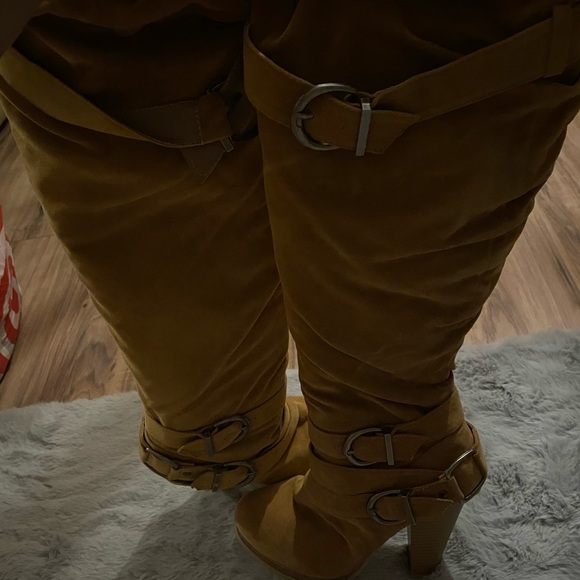 Tan suede heel boots - Picture 2 of 3